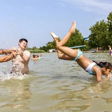 Szarszo With 3 And Private Beach, Private Parking *
